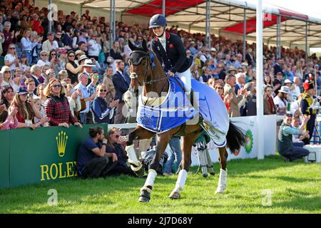 BADMINTON, UK, MAGGIO 8th Laura Collett in sella a Londra 52 lo sfilò durante l'evento Show Jumping al Badminton Horse Trials, Badminton House, Badminton domenica 8th maggio 2022. (Credit: Jon Bromley | MI News) Foto Stock