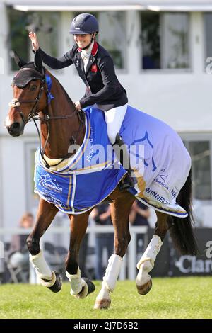 BADMINTON, UK, MAGGIO 8th Laura Collett in sella a Londra 52 dopo aver vinto Badminton 2022, durante l'evento Show Jumping al Badminton Horse Trials, Badminton House, Badminton domenica 8th maggio 2022. (Credit: Jon Bromley | MI News) Foto Stock