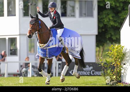 BADMINTON, UK, MAGGIO 8th Laura Collett in sella a Londra 52 lo sfilò dopo aver vinto l'evento Show Jumping al Badminton Horse Trials, Badminton House, Badminton domenica 8th maggio 2022. (Credit: Jon Bromley | MI News) Foto Stock