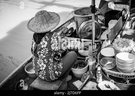 Pattaya, Thailandia - 6 dicembre 2009: Venditore di cibo di strada in barca al mercato galleggiante di Pattaya. Fotografia in bianco e nero Foto Stock