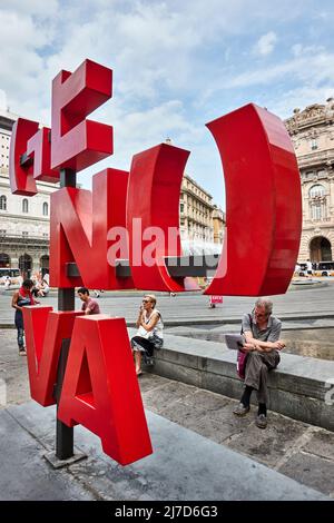 Genova, Italia - 7 luglio 2019: Logo della città di Genova e persone in Piazza De Ferrari a Genova Foto Stock