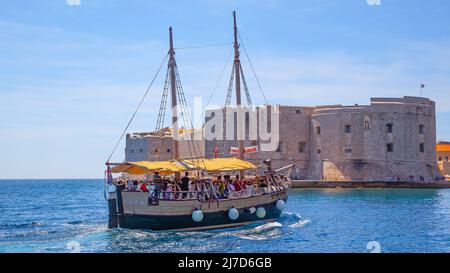 Dubrovnik, Croazia - Jine 12, 2017: Barca turistica vicino alle mura della città vecchia di Dubrovnik Foto Stock