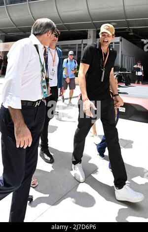 8th maggio 2022; Miami, Florida, USA; Ashton Kutcher tournée il paddock con i suoi figli prima dell'inizio del Gran Premio di Miami di Formula 1 CRYPTO.COM Foto Stock