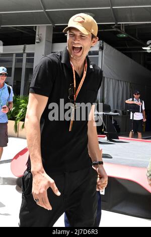 8th maggio 2022; Miami, Florida, USA; Ashton Kutcher tournée il paddock con i suoi figli prima dell'inizio del Gran Premio di Miami di Formula 1 CRYPTO.COM Foto Stock