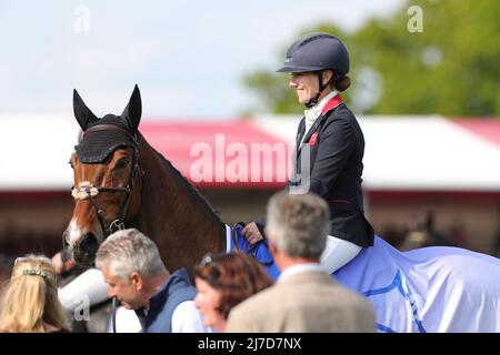 BADMINTON, Regno Unito, MAGGIO 8th Laura Collett festeggia la vittoria di Badminton 2022 durante l'evento Show Jumping al Badminton Horse Trials, Badminton House, Badminton domenica 8th maggio 2022. (Credit: Jon Bromley | MI News) Foto Stock