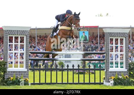 BADMINTON, UK, MAY 8th Laura Collett Riding London 52 si presenta durante l'evento Show Jumping al Badminton Horse Trials, Badminton House, Badminton domenica 8th maggio 2022. (Credit: Jon Bromley | MI News) Foto Stock