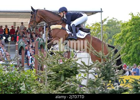 BADMINTON, UK, MAGGIO 8th Laura Collett salta in chiaro sulla strada per vincere Badminton 2022 durante l'evento Show Jumping alla Badminton Horse Trials, Badminton House, Badminton domenica 8th maggio 2022. (Credit: Jon Bromley | MI News) Foto Stock