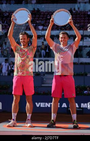 Madrid, Spagna - 8 maggio 2022, Wesley Koolhof (R) dei Paesi Bassi e Neal Skupski (L) della Gran Bretagna detengono i trofei vincenti del Mutua Madrid Open dopo la vittoria nella doppia finale maschile a la Caja Magica. Risultati finali : (6-7, 6-4, 10-5) Foto Stock