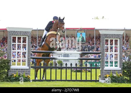 BADMINTON, UK, MAY 8th Laura Collett Riding London 52 si presenta durante l'evento Show Jumping al Badminton Horse Trials, Badminton House, Badminton domenica 8th maggio 2022. (Credit: Jon Bromley | MI News) Foto Stock