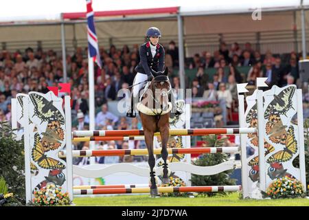 BADMINTON, UK, MAY 8th Laura Collett Riding London 52 si presenta durante l'evento Show Jumping al Badminton Horse Trials, Badminton House, Badminton domenica 8th maggio 2022. (Credit: Jon Bromley | MI News) Foto Stock