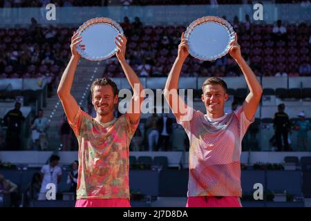 Wesley Koolhof (R) dei Paesi Bassi e Neal Skupski (L) della Gran Bretagna detengono i trofei vincenti del Mutua Madrid Open dopo la vittoria nella doppia finale maschile a la Caja Magica. Risultati finali : (6-7, 6-4, 10-5) (Photo by Atilano Garcia / SOPA Images/Sipa USA) Foto Stock