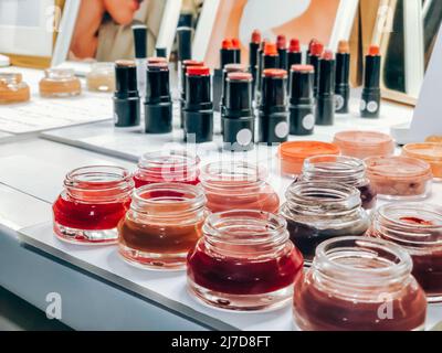 Cosmetici per il trucco prodotti di bellezza: Vasi di tinta, polvere per il viso, rossetto closeup sul negozio di marche locali. Luce naturale Foto Stock