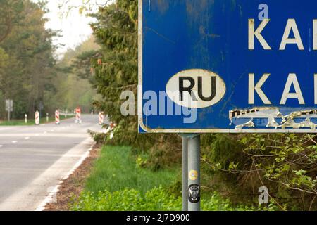 Il confine tra la Lituania e l'enclave russa di Kaliningrad in Russia è stato chiuso a causa delle sanzioni imposte dall'Unione europea con segnale di stop Foto Stock