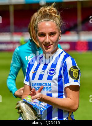 Crawley, Regno Unito, 8th 2022 maggio, giocatore del gioco Maisie Symonds di Brighton & Hove Albion in seguito alla partita della fa Women's Super League tra Brighton & Hove Albion Women ed Everton al People's Pension Stadium il 8th 2022 maggio a Crawley, Regno Unito. (Foto di Jeff mood/phcimages.com) Foto Stock