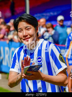 Crawley, Regno Unito, 8th 2022 maggio, Lee Geum-min di Brighton e Hove Albion in seguito alla partita della fa Women's Super League tra Brighton & Hove Albion Women ed Everton al People's Pension Stadium il 8th 2022 maggio a Crawley, Regno Unito. (Foto di Jeff mood/phcimages.com) Foto Stock