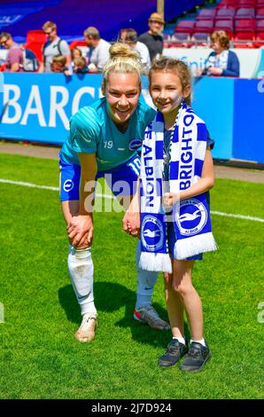 Crawley, Regno Unito, 8th 2022 maggio, Emily Simpkins di Brighton e Hove Albion a seguito della partita della fa Women's Super League tra Brighton & Hove Albion Women ed Everton al People's Pension Stadium il 8th 2022 maggio a Crawley, Regno Unito. (Foto di Jeff mood/phcimages.com) Foto Stock