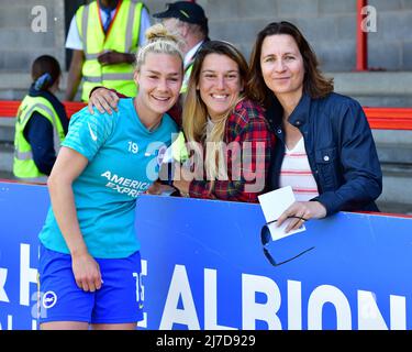 Crawley, Regno Unito, 8th 2022 maggio, Emily Simpkins di Brighton e Hove Albion con i tifosi che hanno seguito la partita della fa Women's Super League tra Brighton & Hove Albion Women ed Everton al People's Pension Stadium il 8th 2022 maggio a Crawley, Regno Unito. (Foto di Jeff mood/phcimages.com) Foto Stock