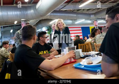 Mihail Kogalniceanu, Romania. 06 maggio 2022. U.S. First Lady Jill Biden, visite con i soldati statunitensi di stanza alla base aerea Mihail Kogalniceanu, 6 maggio 2022 a Mihail Kogalniceanu, Romania. Credit: Cameron Smith/White House Photo/Alamy Live News Foto Stock