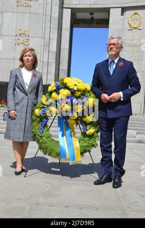 Ambasciatore d'Ucraina in Germania Andrij Melnyk e sua moglie Switlana Melnyk visitano il Memoriale di guerra sovietico a Tiergarten Park a Berlino - 8 maggio 2022. Foto Stock