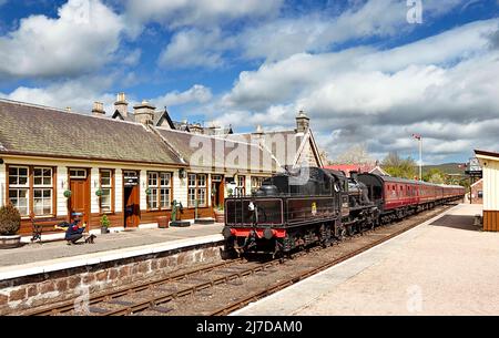 STRATHSPEY RAILWAY BOAT DELLA STAZIONE DI GARTEN SCOZIA IL TRENO A VAPORE CHE ARRIVA AL BINARIO DA BROOMHILL Foto Stock