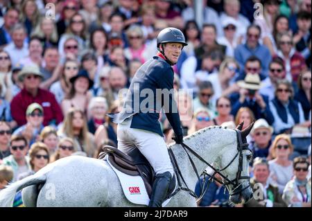 8th maggio 2022, Badminton Estate, Gloucestershire, Inghilterra; Mars Equestrian Badminton Horse Trials, giorno 5; Oliver Townend equitazione SWALLOW SPRINGS controlla il tabellone dopo il suo giro per vedere che non vincerà Badminton 2022 Foto Stock