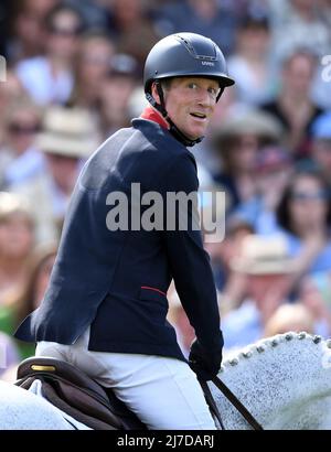 8th maggio 2022, Badminton Estate, Gloucestershire, Inghilterra; Mars Equestrian Badminton Horse Trials, giorno 5; Oliver Townend equitazione SWALLOW SPRINGS controlla il tabellone dopo il suo giro per vedere che non vincerà Badminton 2022 Foto Stock