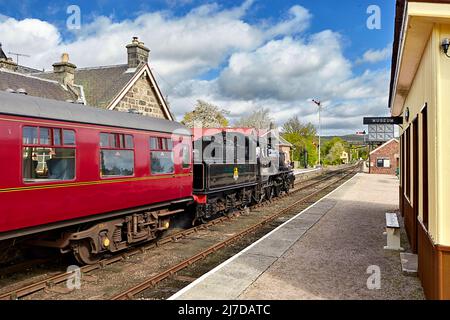 STRATHSPEY RAILWAY BOAT DELLA STAZIONE DI GARTEN SCOZIA IL TRENO A VAPORE N° 46512 CHE ARRIVA AL BINARIO Foto Stock