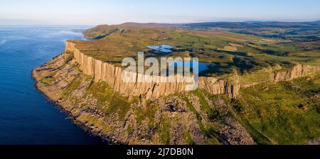 Ampio panorama aereo di Fair Head grande scogliera in Irlanda del Nord, Regno Unito Foto Stock