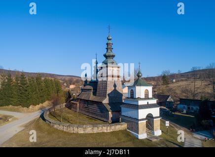 Vecchia chiesa ortodossa a Owczary, Polonia. Costruito nel 17th secolo. Ora è usata sia come Chiesa cattolica romana che come Chiesa greca. Sito patrimonio dell'umanità dell'UNESCO Foto Stock