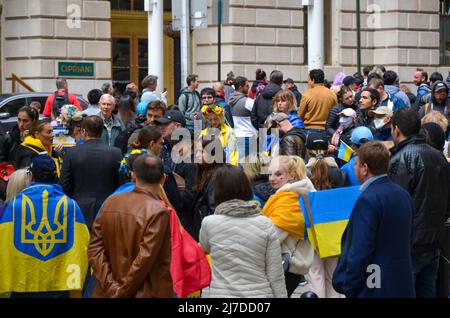Centinaia di persone si riuniscono al Bowling Green Park di New York per stare in solidarietà con l'Ucraina il 8 maggio 2022. Foto Stock