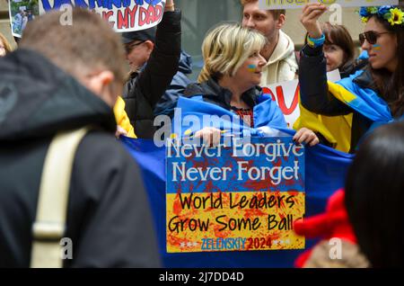 Centinaia di persone si riuniscono al Bowling Green Park di New York per stare in solidarietà con l'Ucraina il 8 maggio 2022. Foto Stock