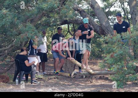 Sfida sospesa: Studenti UCT GSB che navigano su una piattaforma di corda Foto Stock