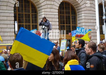 Centinaia di persone si riuniscono al Bowling Green Park di New York per stare in solidarietà con l'Ucraina il 8 maggio 2022. Foto Stock