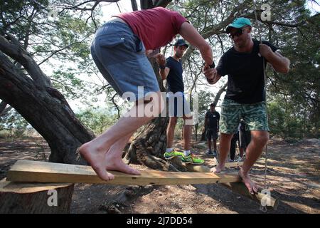 Sfida sospesa: Studenti UCT GSB che navigano su una piattaforma di corda Foto Stock