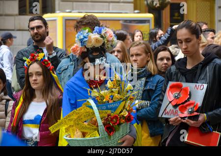 Centinaia di persone si riuniscono al Bowling Green Park di New York per stare in solidarietà con l'Ucraina il 8 maggio 2022. Foto Stock
