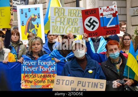 Centinaia di persone si riuniscono al Bowling Green Park di New York per stare in solidarietà con l'Ucraina il 8 maggio 2022. Foto Stock