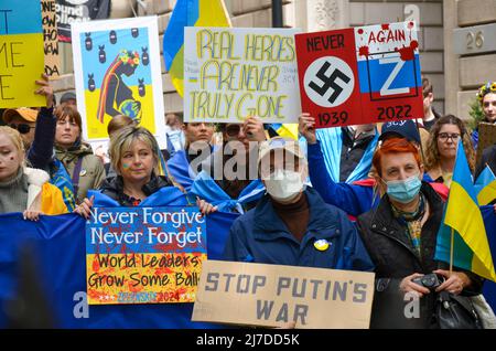 Centinaia di persone si riuniscono al Bowling Green Park di New York per stare in solidarietà con l'Ucraina il 8 maggio 2022. Foto Stock