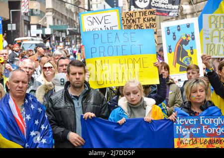 Centinaia di persone si riuniscono al Bowling Green Park di New York per stare in solidarietà con l'Ucraina il 8 maggio 2022. Foto Stock