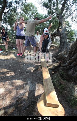 Sfida sospesa: Studenti UCT GSB che navigano su una piattaforma di corda Foto Stock