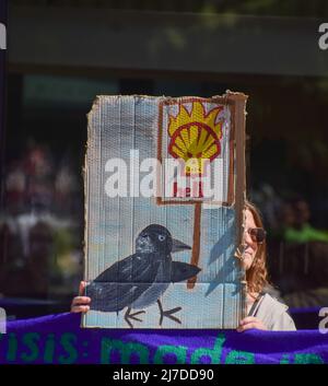 8 maggio 2022, Londra, Inghilterra, Regno Unito: Un manifestante detiene un cartello anti-Shell. Gli attivisti si sono riuniti al di fuori della sede centrale della Shell a Londra per protestare contro il giacimento di gas di Jackdaw, che secondo gli attivisti creerà la metà delle emissioni annuali della Scozia. (Credit Image: © Vuk Valcic/ZUMA Press Wire) Foto Stock