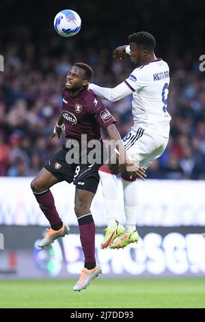 Salerno, Italia il 8 maggio 2022. Lassana Coulibaly della US Salernitana 1919 e Keita Balde' di Cagliari Calcio saltano per la palla durante la Serie A match tra la US Salernitana 1919 e Cagliari allo Stadio Arechi di Salerno, Italia, il 8 maggio 2022. Foto di Giuseppe Maffia. Foto Stock