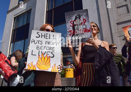 8 maggio 2022, Londra, Inghilterra, Regno Unito: Gli attivisti si sono riuniti al di fuori della sede centrale della Shell a Londra per protestare contro il giacimento di gas di Jackdaw, che gli attivisti dicono creerà la metà delle emissioni annuali della Scozia. (Credit Image: © Vuk Valcic/ZUMA Press Wire) Foto Stock