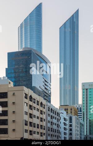 ABU DHABI, Emirati Arabi Uniti - 18 aprile 2022: Strade e grattacieli ad Abu Dhabi Foto Stock