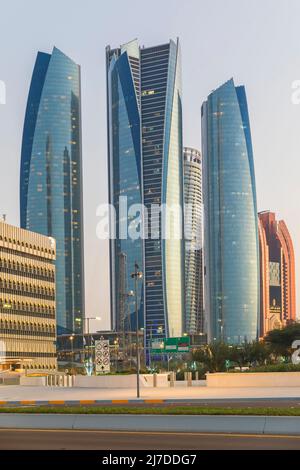 ABU DHABI, Emirati Arabi Uniti - 18 aprile 2022: Strade e grattacieli ad Abu Dhabi Foto Stock