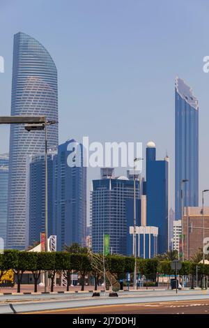 ABU DHABI, Emirati Arabi Uniti - 18 aprile 2022: Strade e grattacieli ad Abu Dhabi Foto Stock