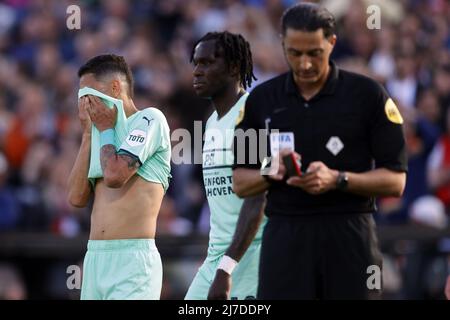 Rotterdam, Paesi Bassi, 8 maggio 2022 ROTTERDAM - (lr) Mauro Junior di PSV Eindhoven, arbitro Serdar Gozubuyuk durante la partita olandese Eredivie tra Feyenoord e PSV al Feyenoord Stadium de Kuip il 8 maggio 2022 a Rotterdam, Paesi Bassi. ANP PIETER STAM DE YOUNG Foto Stock