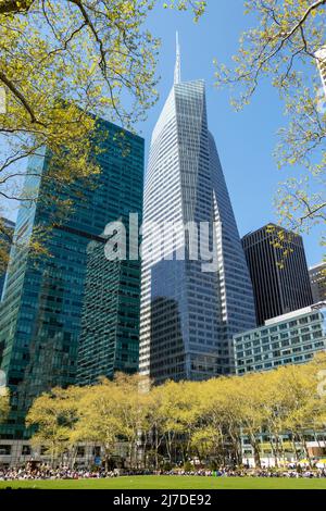 Salesforce e Bank of America Tower si affacciano sul Bryant Park in primavera, New York City, USA 2022 Foto Stock