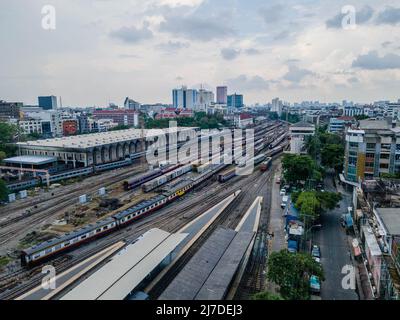 Una vista aerea di Hua Lamphong, conosciuta anche come stazione ferroviaria di Bangkok. La Thailandia riapre ai turisti con l'allentamento delle restrizioni di ingresso ai sensi del Thailand Pass. Foto Stock