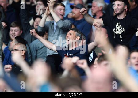 LEICESTER, REGNO UNITO. MAGGIO 8th i sostenitori di Everton celebrano la vittoria durante la partita della Premier League tra Leicester City ed Everton al King Power Stadium di Leicester domenica 8th maggio 2022. (Credit: Jon Hobley | MI News) Foto Stock