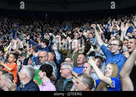 LEICESTER, REGNO UNITO. MAGGIO 8th i sostenitori di Everton celebrano la vittoria durante la partita della Premier League tra Leicester City ed Everton al King Power Stadium di Leicester domenica 8th maggio 2022. (Credit: Jon Hobley | MI News) Foto Stock